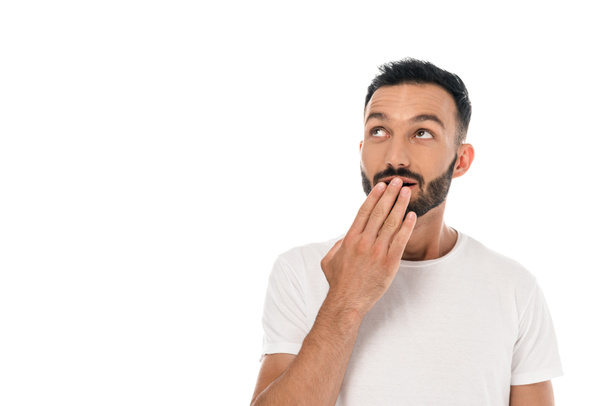 překvapený muž zakrývající ústa izolované na bílém  - Fotografie, Obrázek