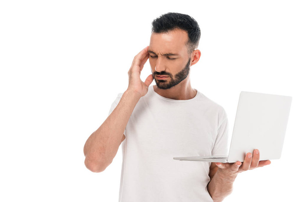 fatigué homme toucher temple tout en tenant ordinateur portable isolé sur blanc
  - Photo, image