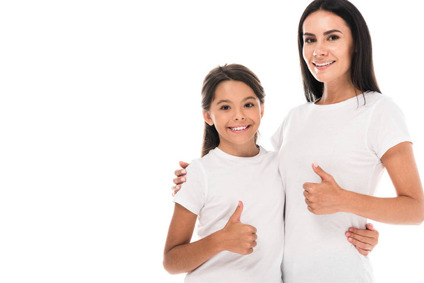 Ευτυχισμένη μητέρα και παιδί που δείχνουν τους αντίχειρες τους απομονωμένους στα λευκά - Φωτογραφία, εικόνα