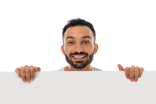Ευτυχισμένος άνθρωπος χαμογελά κρατώντας πλακάτ απομονωμένο σε λευκό  - Φωτογραφία, εικόνα