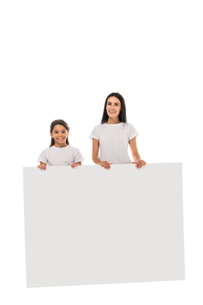 feliz madre e hija de pie con pancarta aislada en blanco
  - Foto, imagen
