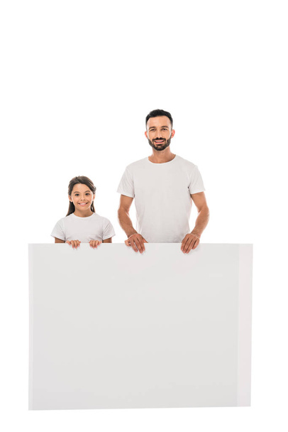 Ευτυχισμένος πατέρας και κόρη κρατώντας πλακάτ απομονωμένα σε λευκό  - Φωτογραφία, εικόνα