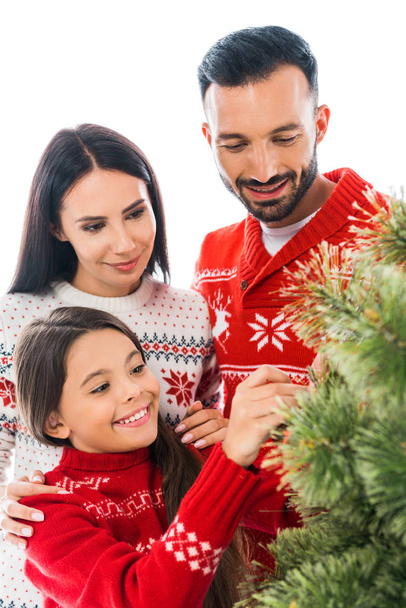 улыбающаяся семья украшает елку, изолированную на белом
  - Фото, изображение