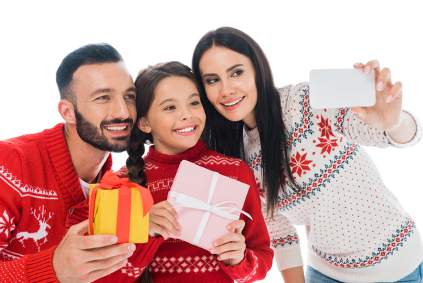 ευτυχισμένη οικογένεια με δώρα λήψη selfie απομονώνονται σε λευκό  - Φωτογραφία, εικόνα