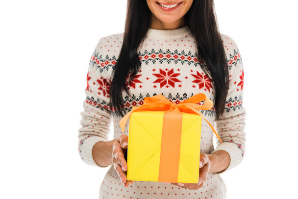 vista recortada de la mujer alegre en suéter que sostiene la caja de regalo aislada en blanco
  - Foto, imagen