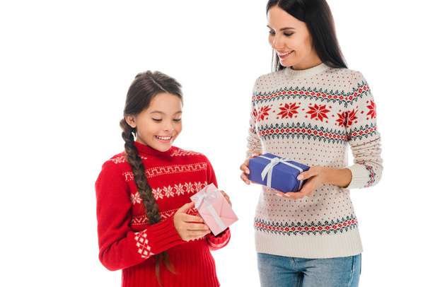 happy mother and daughter in sweaters holding presents isolated on white  - Foto, immagini