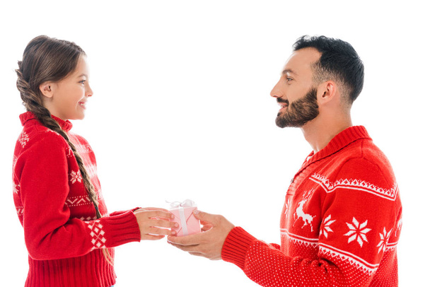 Mutlu sakallı baba, beyaz tenli kızına Noel hediyesi veriyor.  - Fotoğraf, Görsel