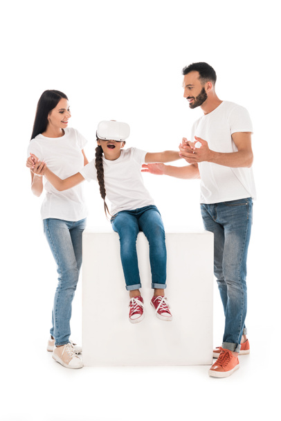heureux parents tenant la main de fille en réalité virtuelle casque isolé sur blanc
  - Photo, image