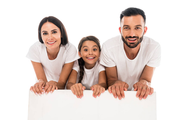 χαρούμενη οικογένεια με λευκά t-shirts κοντά σε λευκό πλακάτ που απομονώνονται σε λευκό  - Φωτογραφία, εικόνα