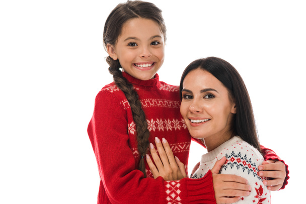 Ευτυχισμένη μητέρα και χαριτωμένη κόρη σε πουλόβερ απομονωμένα σε λευκό  - Φωτογραφία, εικόνα