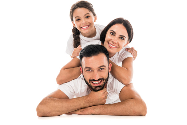 ευτυχείς γονείς και κόρη χαμογελώντας απομονωμένοι στα λευκά  - Φωτογραφία, εικόνα