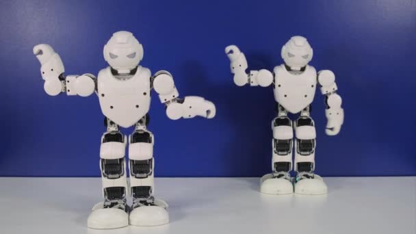 Humanoide Roboterspielzeuge bewegen sich gleichzeitig tanzend - Filmmaterial, Video