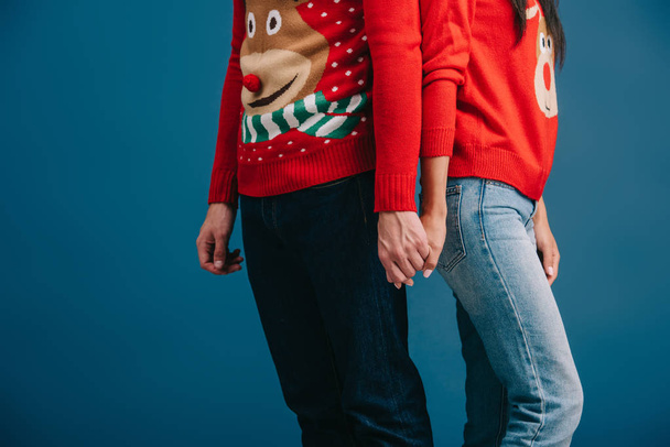 rajattu näkymä pari joulun villapaidat pitämällä kädet eristetty sininen
 - Valokuva, kuva