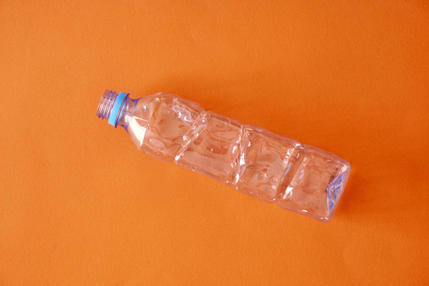 Botella de agua vacía
 - Foto, Imagen