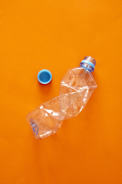 Botella de agua vacía
 - Foto, Imagen
