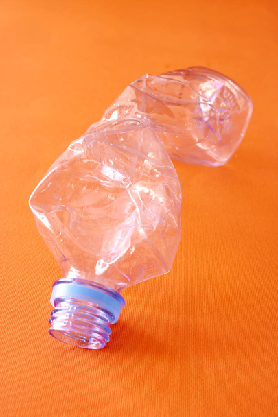 Botella de agua vacía
 - Foto, imagen