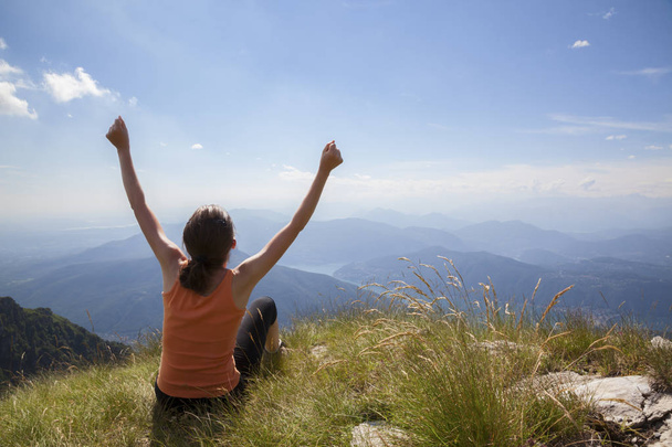 Joyful woman on mountain top - Valokuva, kuva