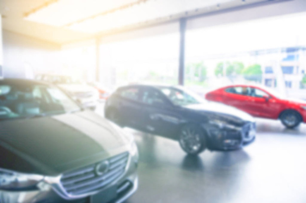 verschwommener Hintergrund von Autos, die im Showroom zum Verkauf stehen. Automobil  - Foto, Bild