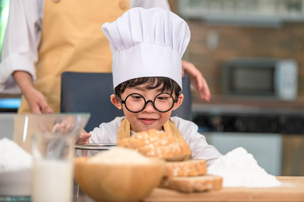 Πορτραίτο χαριτωμένο μικρό ασιατικό ευτυχισμένο αγόρι που ενδιαφέρονται για το μαγείρεμα αστείο - Φωτογραφία, εικόνα