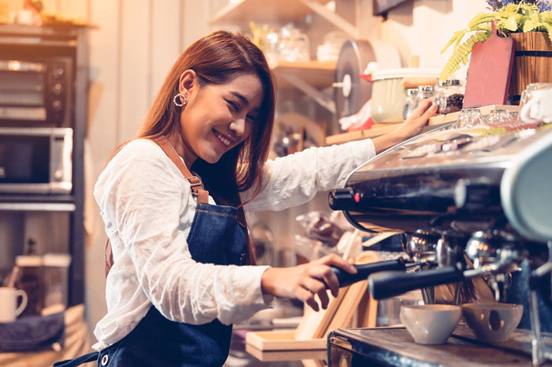 Professional female barista hand making cup of coffee with coffe - Photo, Image