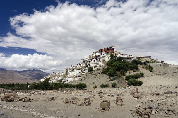Mosteiro Thiksey ou Thiksey Gompa no topo de uma colina, Ladakh, Índia
 - Foto, Imagem