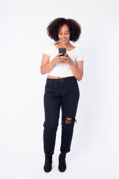 Plné tělo šťastné mladé africké ženy používající telefon - Fotografie, Obrázek