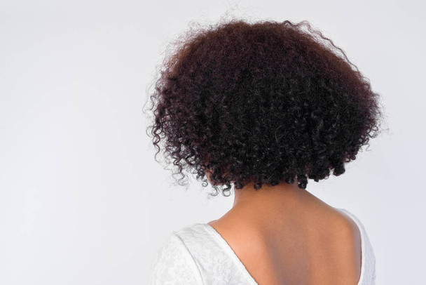 Zbliżenie widok z tyłu młodej afrykańskiej kobiety z włosami Afro - Zdjęcie, obraz