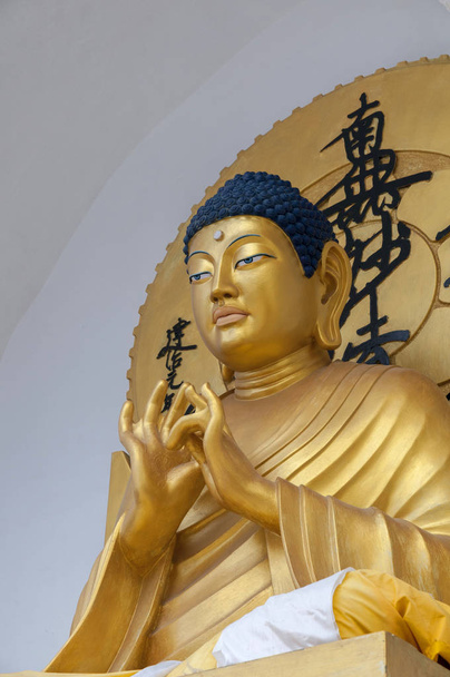 Estatua de Goldern Buddha en Shanti Stupa, Ladakh, India
 - Foto, imagen