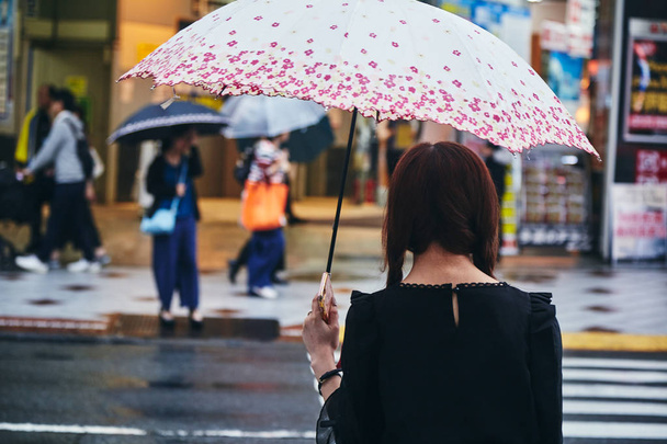 Kobieta z parasolem Walking on Road - Zdjęcie, obraz