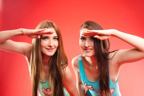 Две атлетичные девушки в купальнике смотрят в камеру
 - Фото, изображение