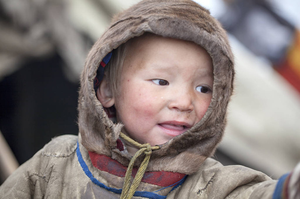 Un residente de la tundra, el extremo norte, Yamal, el pasto de la gente Nenets, niños de vacaciones jugando en la yurta
 - Foto, imagen
