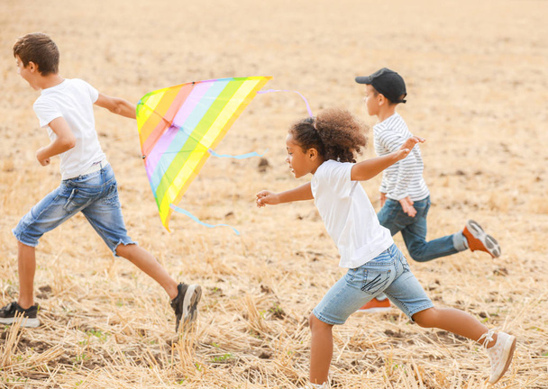 Kleine kinderen vliegen vliegers buitenshuis - Foto, afbeelding