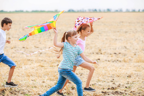 Kleine Kinder fliegen Drachen im Freien - Foto, Bild