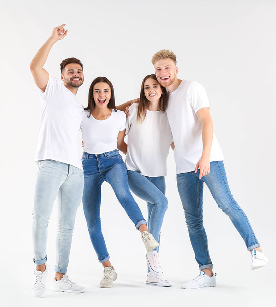 Grupo de jóvenes en ropa casual con estilo sobre fondo blanco
 - Foto, imagen