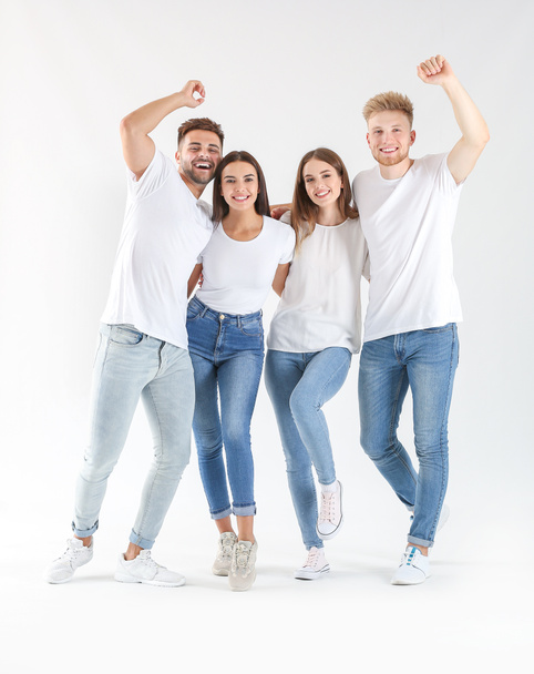 Gruppe junger Leute in stylischer Freizeitkleidung auf weißem Hintergrund - Foto, Bild