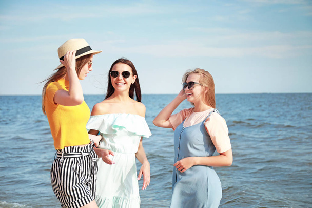 Boldog fiatal nők a tengeren strandon a Resort - Fotó, kép