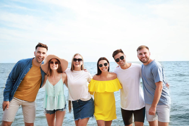 Счастливые друзья на морском пляже на курорте
 - Фото, изображение