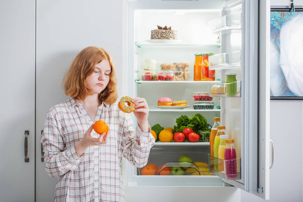 adolescente na geladeira com comida - Foto, Imagem