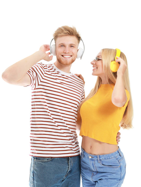 Молода пара слухає музику на білому тлі
 - Фото, зображення