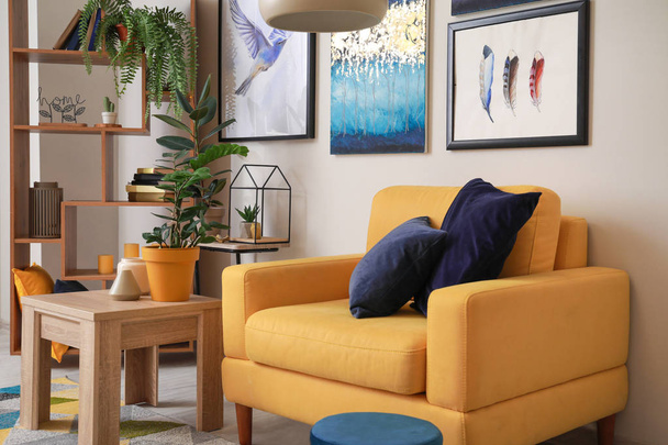 Elegante interno del soggiorno con poltrona gialla
 - Foto, immagini