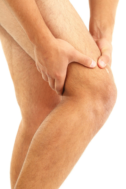 νεαρός άνδρας με πόνους στα γόνατα, απομονωμένα σε λευκό - Φωτογραφία, εικόνα