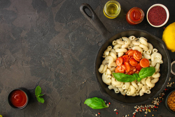 La pasta y la salsa de tomate - el segundo plato delicioso, el concepto de menú. antecedentes alimenticios. espacio de copia
 - Foto, imagen