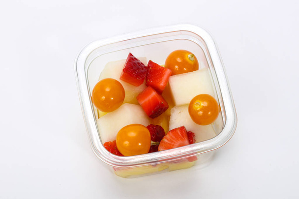 Mezcla de frutas en rodajas en la caja
 - Foto, Imagen