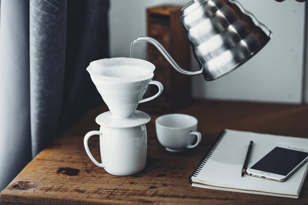 Капельный кофе на столе дома
 - Фото, изображение