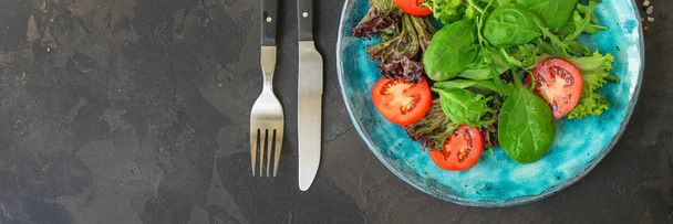 Sağlıklı salata, karışım salata (mix mikro yeşillik, salatalık, domates, soğan, diğer malzemeler) bırakır. gıda arka plan. kopyalama alanı - Fotoğraf, Görsel