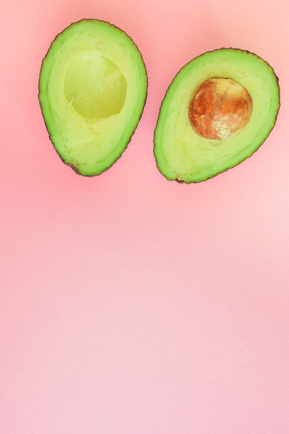 авокадо (зеленые и спелые фрукты, витамины) пищевой фон. копировальное пространство
 - Фото, изображение