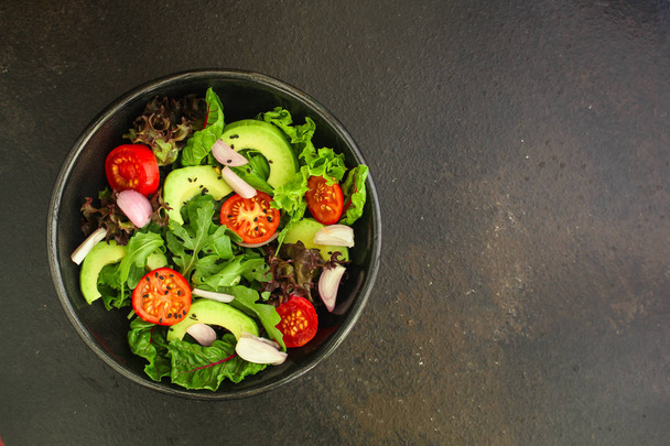 サラダヘルシー、野菜(アボカド、トマト、ミックス葉、ルッコラ、レタス、タマネギなど)トップメニューのコンセプト。食べ物の背景。コピースペース - 写真・画像