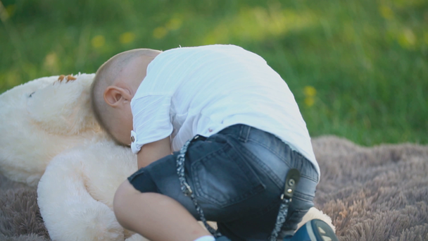 Kleiner Junge spielt mit weichen Teddybären - Filmmaterial, Video