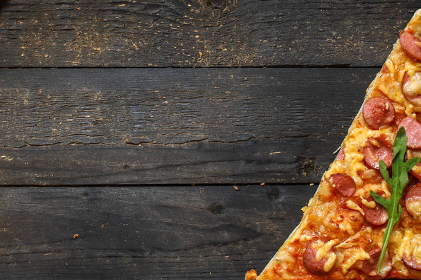 salchichas de pizzasalami y queso caliente y fresco (ingredientes). pizza caliente. Vista superior. espacio de copia
 - Foto, Imagen