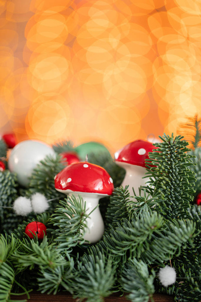 Gyönyörű ünnepi elrendezése friss lucfenyő labdajátékokkal egy rusztikus fadobozban. Karácsonyi hangulat. Bokeh of Garland fények a háttérben. - Fotó, kép